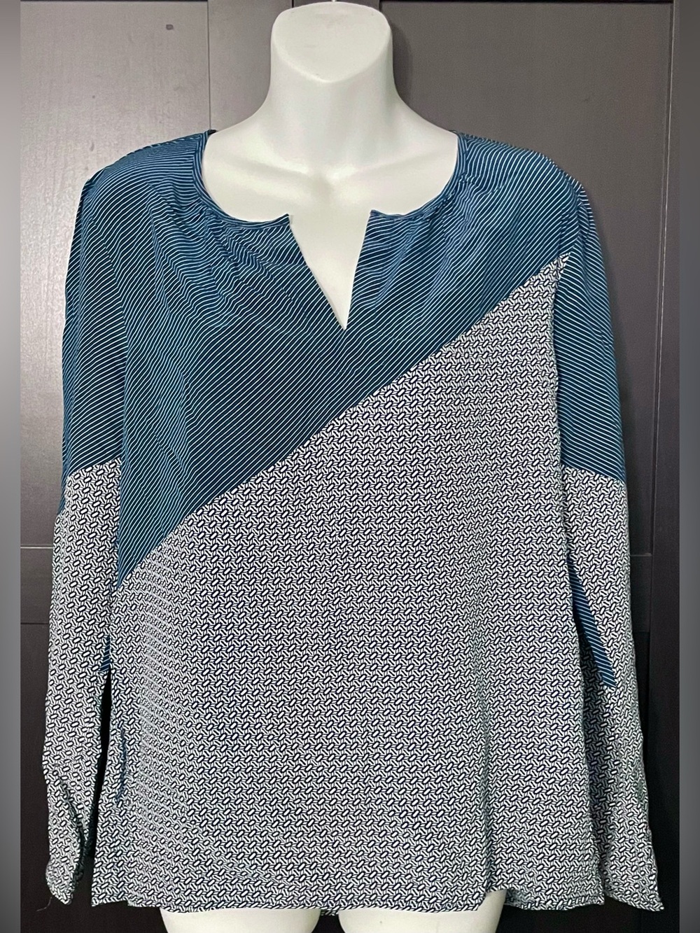 Ecru ~ Teal and White Patterned Split-Notch Silky Flowy Blouse - NWT - S